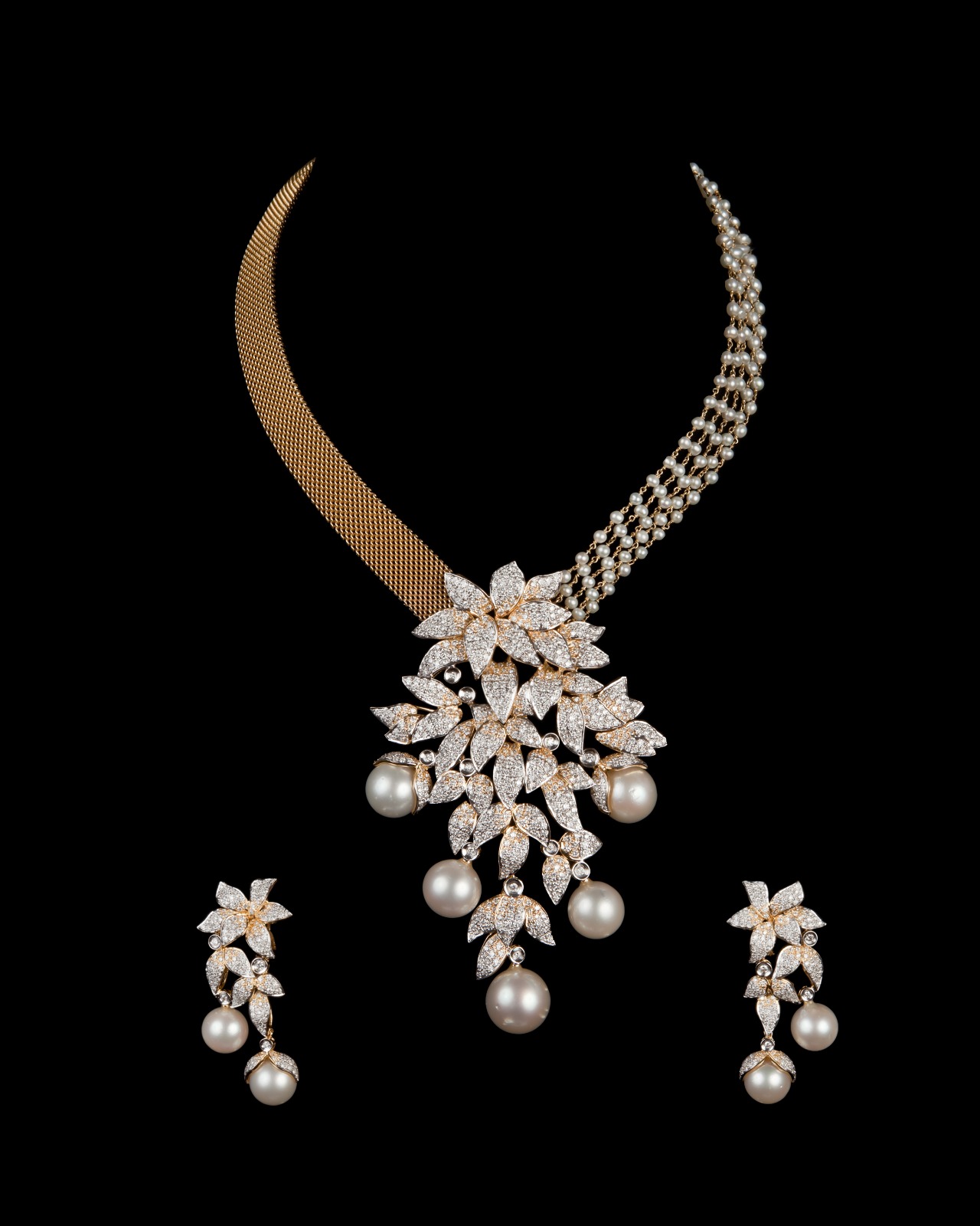 Experience the Unique Diamond Pendent Necklace With Earrings
