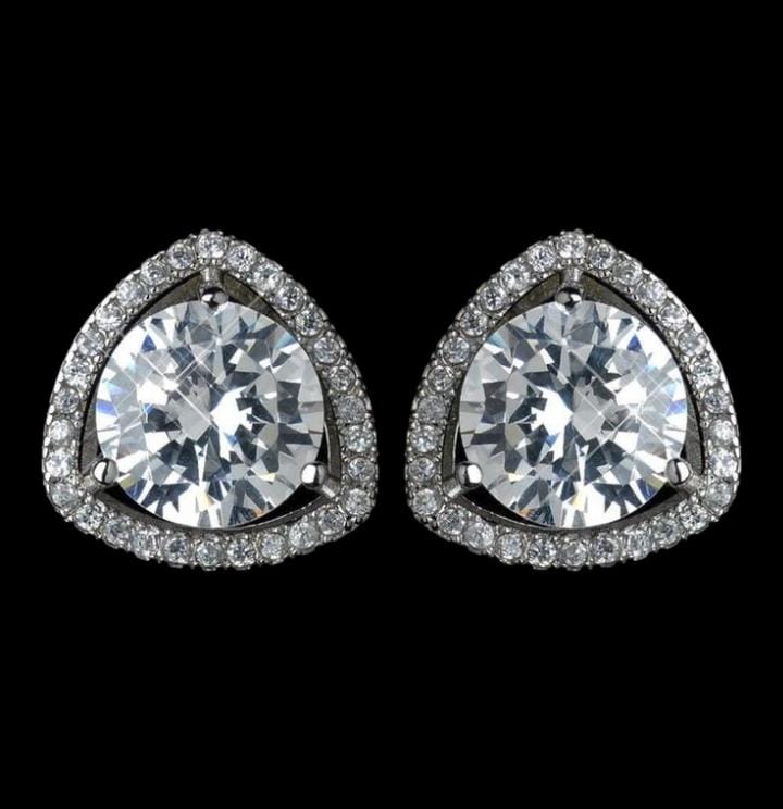 Luxurious Charm: Solitaire Diamond Earstuds